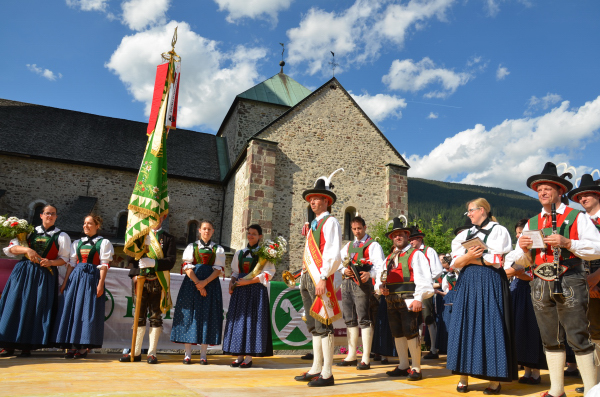 Read more about the article Chörefestival – Umzug der Chöre begleitet von der Musikkapelle, am 21.06.2014